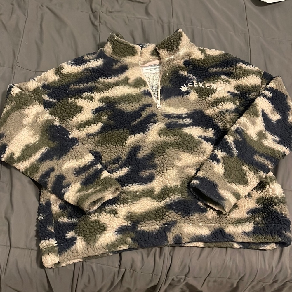 Grayson/Threads collard, camo, fuzzy sweatshirt in size small